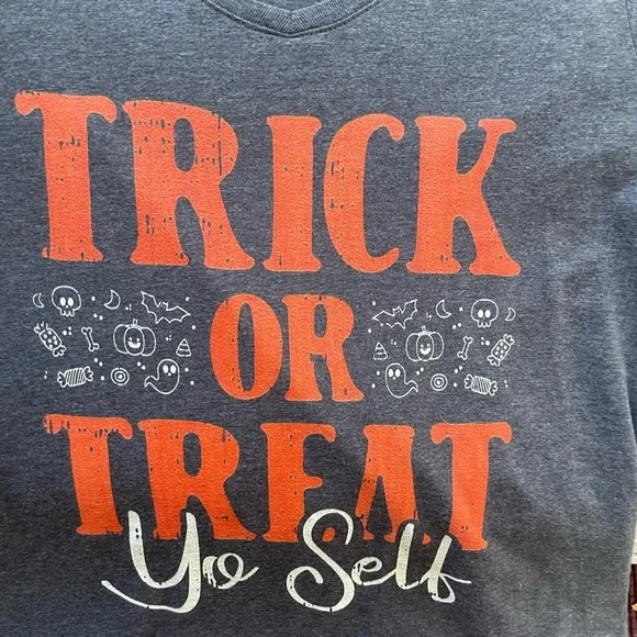 Women’s XL Trick OR Treat Yoself Halloween T-shirt - Picture 2 of 4